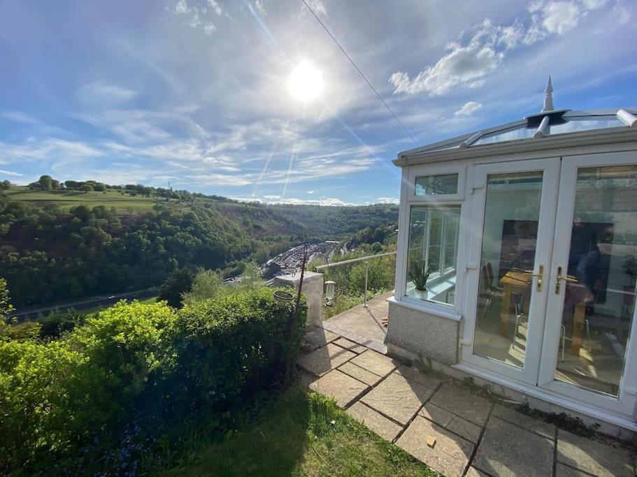 Вилла The Crest Hillside Retreat With Hot Tub Abertillery Экстерьер фото